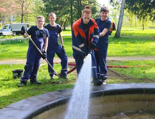 Die Jugendfeuerwehr Flöha kümmerte sich unter anderem um die Reinigung und Befüllung des Brunnens. Foto: Knut Berger  
