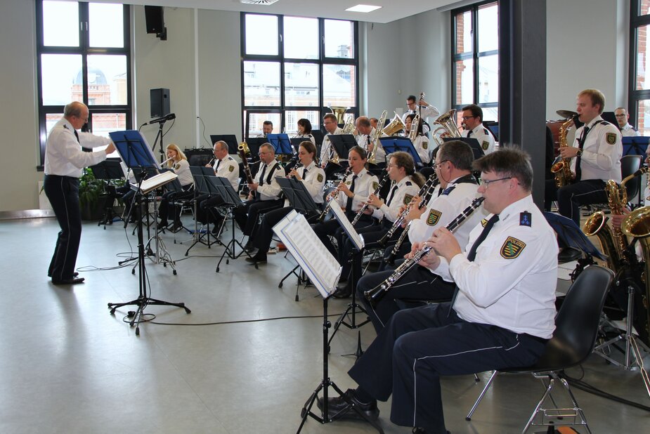 Ein Bild, welches das sächsische Polizeiorchester im Stadtsaal in Flöha zeigt. 