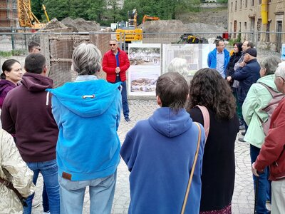 Oberbürgermeister Holuscha eröffnete den diesjährigen Tag der Städtebauförderung neben der Baustelle des Marktplatzes in der Alten Baumwolle. Foto: Stadtverwaltung Flöha/ Bauamt