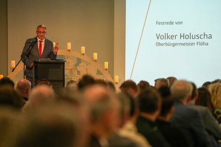 Oberbürgermeister Volker Holuscha hielt eine Rede als Balanceakt zwischen dem berechtigten Stolz auf das Erreichte und der berechtigten Sorge um eine Welt im Krisenmodus. Foto: Stadtverwaltung Flöha/ Erik Frank Hoffmann
