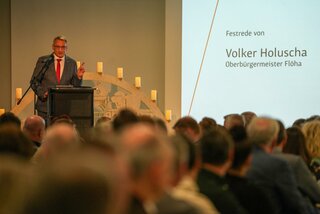 Oberbürgermeister Volker Holuscha hielt eine Rede als Balanceakt zwischen dem berechtigten Stolz auf das Erreichte und der berechtigten Sorge um eine Welt im Krisenmodus. Foto: Stadtverwaltung Flöha/ Erik Frank Hoffmann
