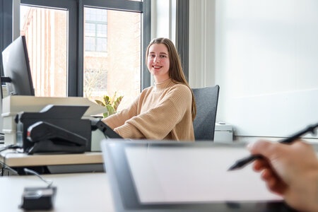 Marie Lange an ihrem neuen Arbeitsplatz im Bürgerservice. Foto: Stadtverwaltung Flöha/ Erik Frank Hoffmann