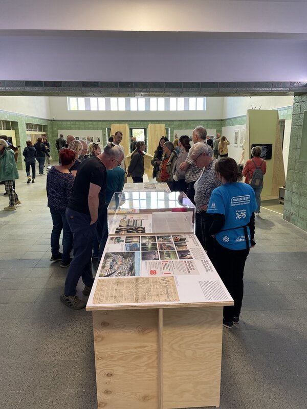 Besucher schauen sich die textile Geschichte im Rahmen der Ausstellung im Kunstbahnhof an. Foto: Stadtverwaltung Flöha/ HD