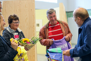 Brigitte und Werner Sieber bekommen von Julianne-Ingrid Csapo und Alexander Ochs verschiedene Präsente überreicht. Foto: Stadtverwaltung Flöha/ Erik Frank Hoffmann