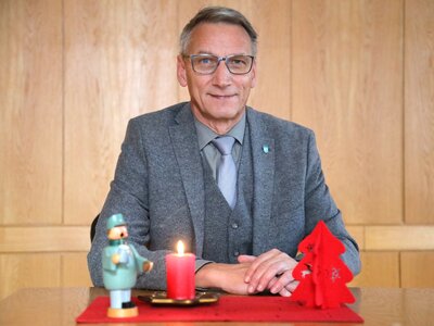 Oberbürgermeister Volker Holuscha wünscht Ihnen und Ihren Familien in besinnliches und unbeschwertes Weihnachtsfest bei bester Gesundheit. Foto: Stadtverwaltung Flöha/ Erik Frank Hoffmann