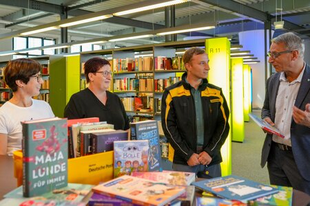 Anett Schäfer und Susanne Stengel (v.l.) von der Stadtbibliothek Flöha sowie Oberbürgermeister Volker Holuscha (r.) im Dialog mit Politikbeauftragten Vincent Ackermann (2. v.l.). Foto: Stadtverwaltung Flöha/ Erik Frank Hoffmann