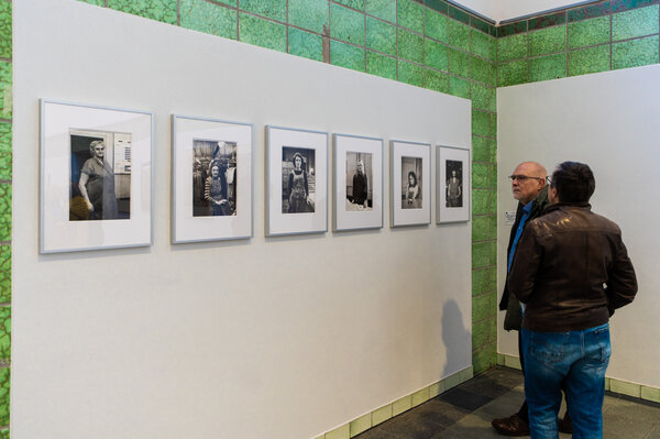 Ausstellungsansicht ifa-Ausstellung „Verstrickungen“, Kunstbahnhof Flöha, 2025, © Chemnitz 2025, ifa/ Natalie Bleyl