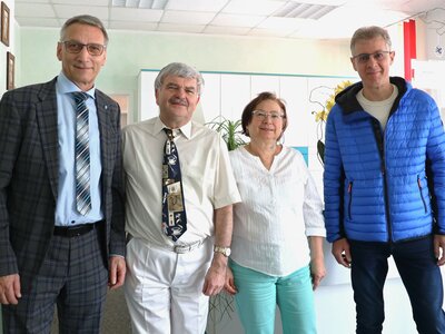 Das Ärzteehepaar Kerstin Garbe (Mitte rechts) und Dietmar Garbe (Mitte links) wurde von Oberbürgermeister Volker Holuscha (links) und dem stellvertretenden Bürgermeister Gunter Pech (rechts) in den Ruhestand verabschiedet. Foto: Stadtverwaltung Flöha/ Erik Frank Hoffmann