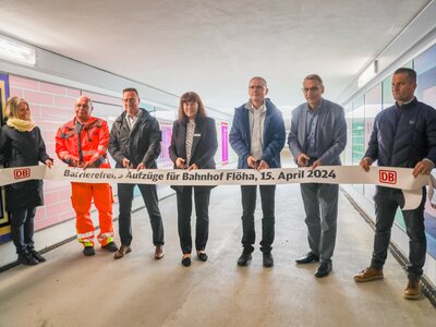 Mit einem symbolischen Durchschneiden des Bandes wurde der barrierefreie Bahnhof Flöha offiziell eingeweiht. Foto: Stadtverwaltung Flöha/ Erik Frank Hoffmann
