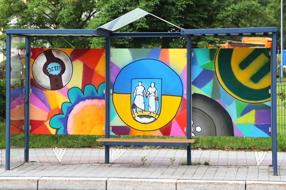 Eine neu gestaltete Buswartehalle an der Augustusburger Straße in Flöha