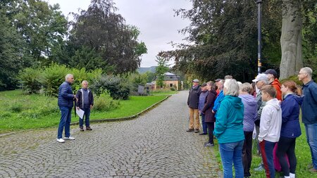Oberbürgermeister Volker Holuscha und Bauamtsleiter Andre Stefan begrüßten die Besucher. Foto: Stadtverwaltung Flöha/ Anja Irmscher