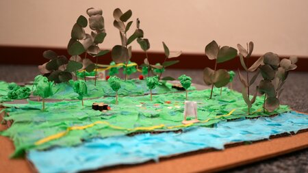 Modell eines Sommerkinos mit Sitzgelegenheiten, Lichterketten und Hängematten zwischen den Bäumen auf der Wiese hinter dem Einkaufsmarkt EDEKA / ALDI. Foto: Stadtverwaltung Flöha/ Erik Frank Hoffmann