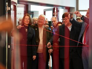 Die Planerin des Planungsbüro Atelier n4 Barbara Graupner, Historiker Herr Mike Huth und Oberbürgermeister Volker Holuscha schnitten ein symbolisches Band durch. Foto: Stadtverwaltung Flöha/ Erik Frank Hoffmann