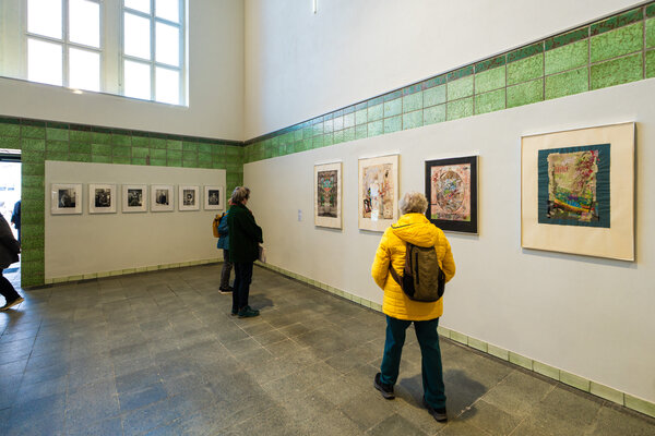 Ausstellungsansicht ifa-Ausstellung „Verstrickungen“, Kunstbahnhof Flöha, 2025, © Chemnitz 2025, ifa/ Natalie Bleyl