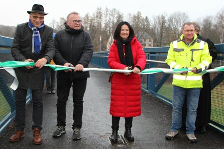 Feierlich wurde das Band zur neuen Stegbrücke durchtrennt. Foto: Stadtverwaltung Flöha/ rm