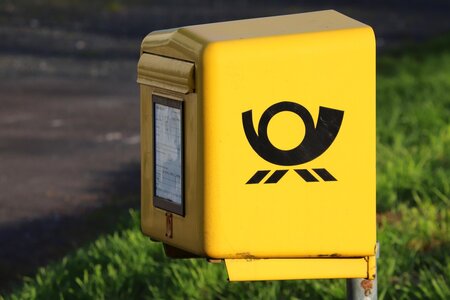 Ein Briefkasten der Deutschen Post steht am Straßenrand. Foto: Manfred Richter/ Pixabay