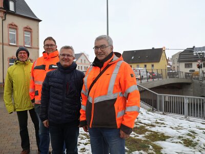 Waren nach der erfolgten Abnahme der neuen Brücke über die Zschopau zufrieden: Andre Döring und Martin Lisson vom Landesamt für Straßenbau und Verkehr sowie Andre Stefan und Stanimir Enew (v.l.) von der Stadtverwaltung Flöha. Foto: Stadtverwaltung Flöha/ Erik Frank Hoffmann