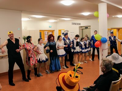 Der Breitenauer Karnevalsclub überrascht Heimbewohner. Foto: Stadtverwaltung Flöha/ Volker Holuscha