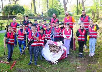 Stammgäste beim Frühjahrsputz in Flöha: Die Jungen Helfer von der Grundschule Flöha um ihren Chef Michael Frenzel. Foto: Knut Berger