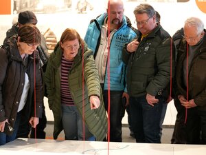 Viele Interessierte schauten sich die Werke der Ausstellung bei der Eröffnung an. Foto: Stadtverwaltung Flöha/ Erik Frank Hoffmann