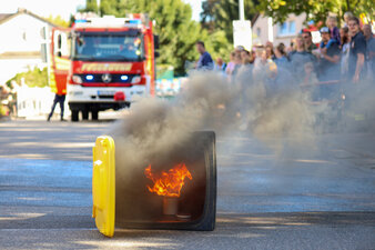 Einsatz für die Jugendfeuerwehr: Rauchaustritt und Flammenschein aus Abfallcontainer. Foto: Stadtverwaltung Flöha/ Erik Frank Hoffmann