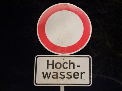 Eine Sperrscheibe weißt mit einem Hinweisschild auf ein Hochwasser hin. Foto: Erik Frank Hoffmann
