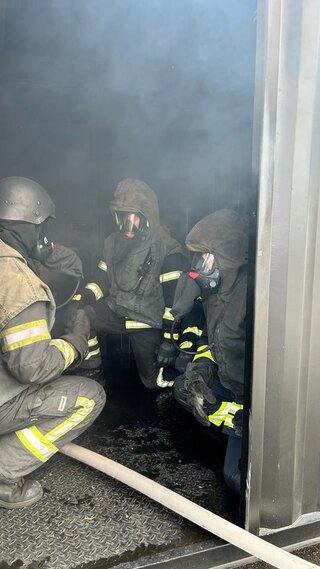 In Zweiertrupps trainierten die Einsatzkräfte gemeinsam mit einem erfahrenen Trainer das sichere Vorgehen unter Atemschutz, die Einschätzung des Brandverlaufs, die Orientierung bei schlechter Sicht und das richtige Verhalten in Gefahrensituationen. Foto: eins