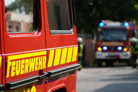 Ein Feuerwehrfahrzeug steht am Rande einer Übung in Flöha. Foto: Stadtverwaltung Flöha/ Erik Frank Hoffmann/ Archiv