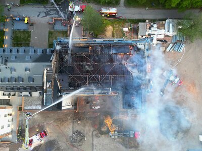 Am 02. Mai 2024 brannte der Dachstuhl des Altbaus 1826 in der Alten Baumwolle. Foto: Stadtverwaltung Flöha/ Erik Frank Hoffmann