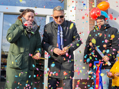 Mit dem Zerschneiden des roten Bandes eröffnete am 11. Januar der Tante Enso Laden in Falkenau als erster Supermarkt der Kette in Sachsen. Foto: Stadtverwaltung Flöha/ Erik Frank Hoffmann