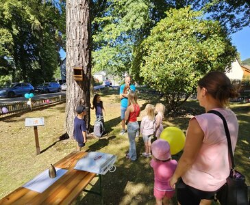 Das Park-Maskottchen „Putzi“ begrüßt die Kinder. Foto: Heimatverein Falkenau