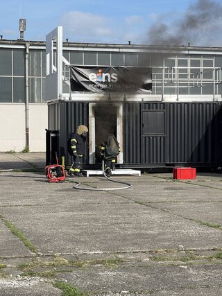 Rauch tritt aus einem Feststoffbrandcontainer aus. Foto: eins