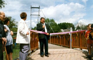 Im Mai 1996 wurde die ehemalige Stegbrücke eingeweiht. Foto: Stadtverwaltung Flöha/ Reiner Schirmer/ Archiv
