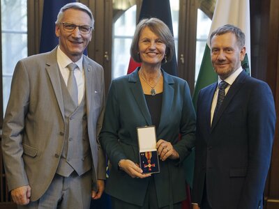 vlnr: Oberbürgermeister der Großen Kreisstadt Flöha Volker Holuscha, Gunda Röstel, Ministerpräsident Sachsens Michael Kretschmer. Foto: Pawel Sosnowski/ Bildrechte: Gunda Röstel