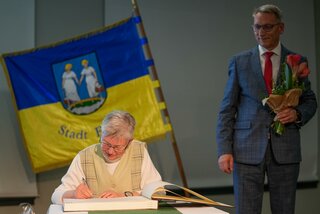 Helga Rauschenbach wurde für die Verdienste ihrer Erforschung der Stadtgeschichte und für ihr Engagement bei Lesungen, welche alle Generationen verbinden im Ehrenbuch eingetragen. Foto: Stadtverwaltung Flöha/ Erik Frank Hoffmann