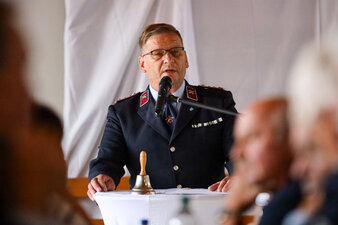 Stadtwehrleiter Silvio Schindler eröffnete mit mahnenden und lobenden Worten den Feuerwehrappell. Foto: Stadtverwaltung Flöha/ Erik Frank Hoffmann