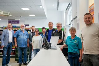 Vertreter der Stadtverwaltung Flöha gemeinsam mit Mitgliedern des Stadt- und Ortschaftsrats sowie weiteren Gästen aus Falkenau besuchten im Rahmen einer Betriebsbesichtigung den Dorfladen in Falkenau. Foto: Stadtverwaltung Flöha/ Erik Frank Hoffmann