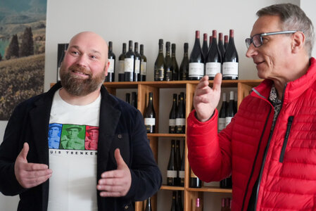 Oberbürgermeister Volker Holuscha (r.) lies sich von Mathias Gehmlich (l.) rund um die Südtiroler Weine im neu eröffneten Weinladen beraten. Foto: Stadtverwaltung Flöha/ Erik Frank Hoffmann