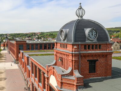 Blick über das neue Verwaltungsgebäude in die Baumwolle. Foto: Ticoncept/ Renner