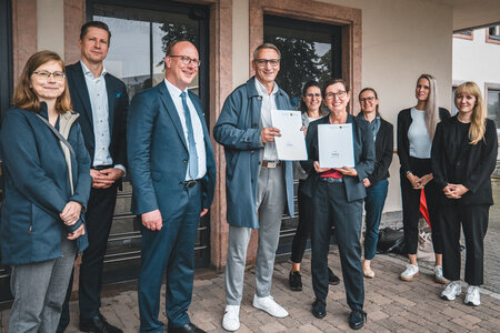 Annette Rothenberger-Temme übergibt OB Volker Holuscha die Fördergeldbescheide. Bild: SMIL/ Sack-Engelbrecht