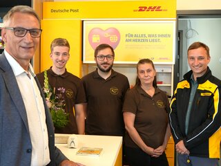 Oberbürgermeister Volker Holuscha (l.) und Politikbeauftragter der DHL Group Vincent Ackermann (r.) begrüßten zur Aufnahme der Postdienstleistungen das Team um Paul Zieschang, Benjamin Rupp und Elke Amberger (2. v.l.n.r). Foto: Stadtverwaltung Flöha/ Erik Frank Hoffmann