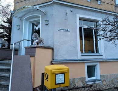 Einst war hier ein Bäcker zu Hause, später gab es an dieser Stelle Textilien, dann Briefmarken zu kaufen. Jetzt wird in dem Gebäude Pufendorfstraße 5 in Flöha wieder eine Postfiliale eröffnet. Foto: Knut Berger