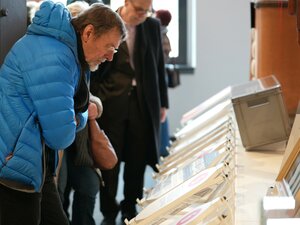 Viele Interessierte schauten sich die Werke der Ausstellung bei der Eröffnung an. Foto: Stadtverwaltung Flöha/ Erik Frank Hoffmann