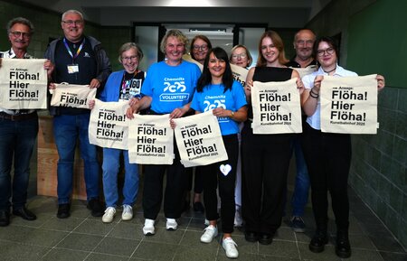 Ehrenamtliche Helfer aus Flöha und Umgebung, Freiwillige der Kulturhauptstadt und des Organisationsteam der Stadtverwaltung Flöha erhielten als kleinen Dank einen Beutel mit der Aufschrift „Flöha! Hier Flöha!“. Foto: Stadtverwaltung Flöha