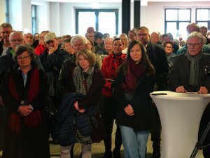 Viele Besucherinnen und Besucher hörten sich die Eröffnungsrede zur Ausstellung an. Foto: Stadtverwaltung Flöha/ Erik Frank Hoffmann