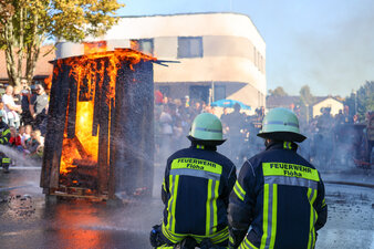 Zur Sicherung der Brandstelle war auch die aktive Truppe der Feuerwehr Flöha im Einsatz. Foto: Stadtverwaltung Flöha/ Erik Frank Hoffmann