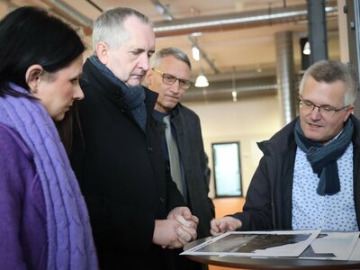 Staatsminister für Regionalentwicklung Thomas Schmidt (zweite Person v.l.) besuchte zusammen mit Landtagsabgeordnete Susan Leithoff (l.) Flöhas neu entstehendes Stadtzentrum. Oberbürgermeister Volker Holuscha (zweite Person v.r.) und Bauamtsleiter André Stefan (r.) führten durch den neuen Bürgerservice der Stadtverwaltung. Foto: Stadtverwaltung Flöha/ Erik Frank Hoffmann