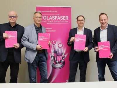 Am 11. April unterzeichneten (v.l.n.r.) Mattias Borm als Vertreter des Landkreises Mittelsachsen, Volker Holuscha als Oberbürgermeister der Stadt Flöha sowie Hendrik König und Marko Nobis als Vertreter der deutschen Telekom eine gemeinsame Erklärung zum Breitbandausbau. Foto: Stadtverwaltung Flöha/ Erik Frank Hoffmann