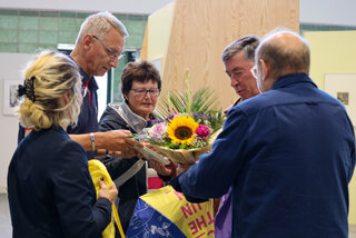 Oberbürgermeister Volker Holuscha überreicht dem Ehepaar Sieber ein Buch "Flöha wie es einmal war - Im Spiegel alter Ansichten". Foto: Stadtverwaltung Flöha/ Erik Frank Hoffmann